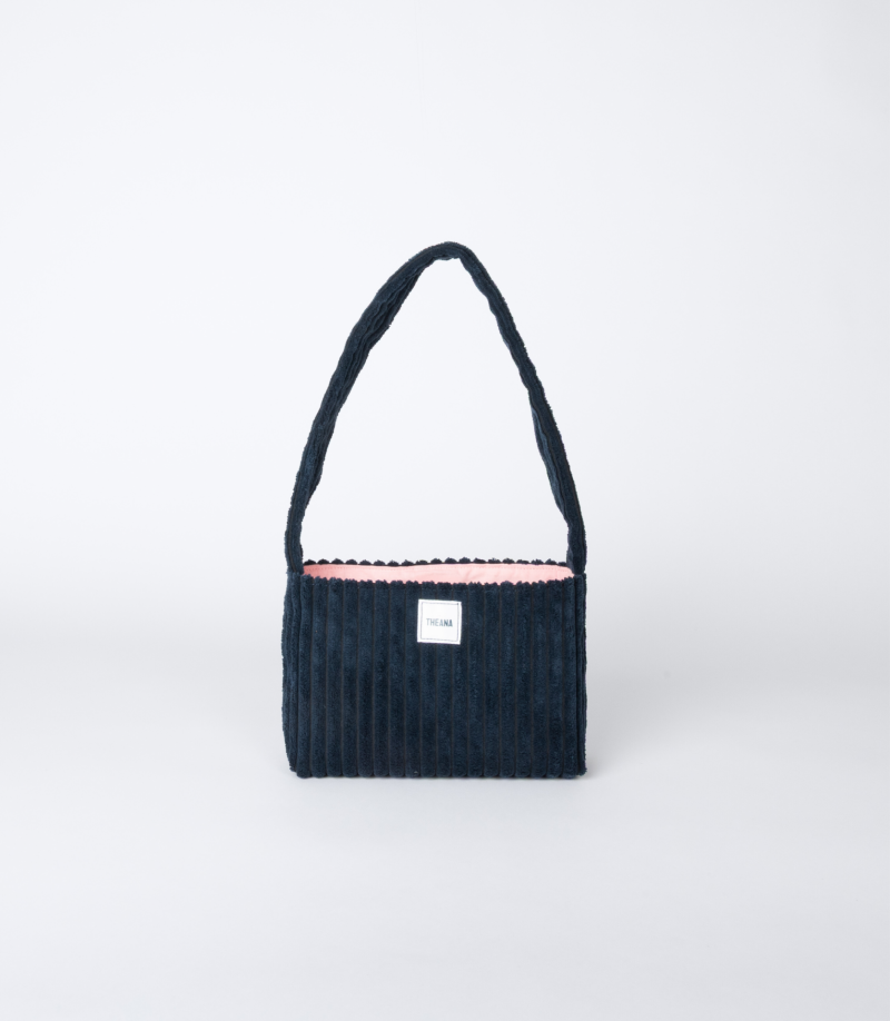 mini sac bleu marine en velours côtelé avec doublure rose et bouton aimanté – marque THEANA
