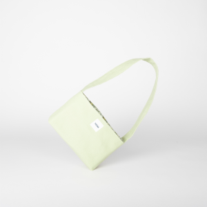 Mini sac en coton vert pomme Theana – mise en scène sur le côté mini sac en coton vert pomme posé sur le côté – marque THEANA