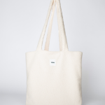 tote bag beige en tissu bouclette avec doublure rose et pochette intérieure – marque THEANA