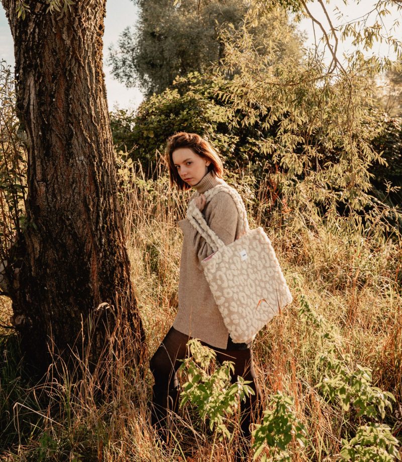 tote bag léopard en tissu bouclette porté à l’épaule – marque THEANA