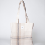 tote bag à carreaux gris avec doublure rose et pochette intérieure – marque THEANA