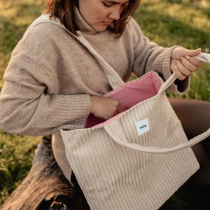 tote bag beige en velours côtelé porté à la main – marque THEANA