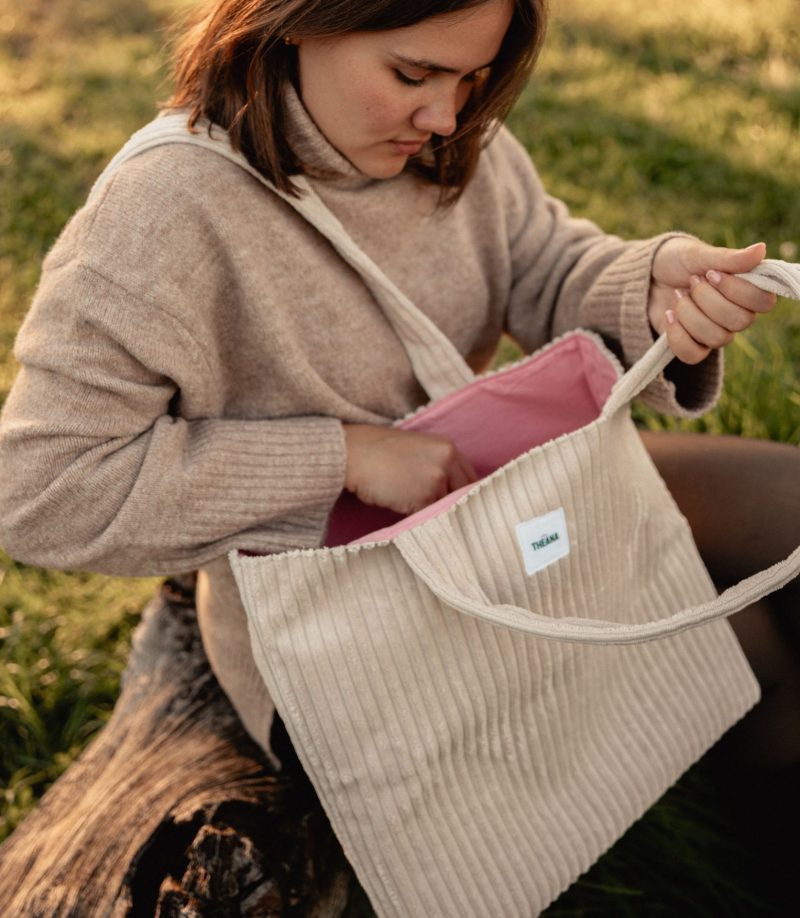tote bag beige en velours côtelé porté à la main – marque THEANA