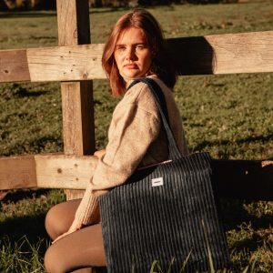 tote bag bleu marine en velours côtelé porté à l’épaule – marque THEANA