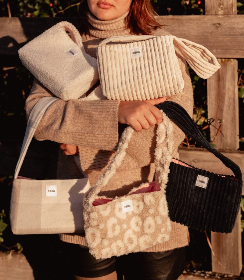 Collection complète des mini sacs THEANA collection de mini sacs THEANA en tissu bouclette, velours et coton – plusieurs couleurs présentées ensemble